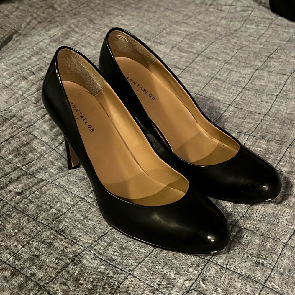 Ann Taylor black signature pump